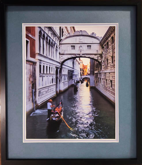 Venice gondola under the bridge of sighs